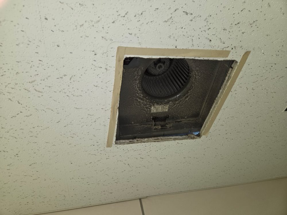 換気扇の化粧カバーが外れている画像