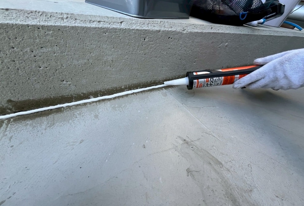 入角シールを塗っているときの画像