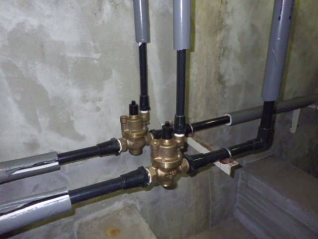 取り外す主弁と配管の保温材を剥がした画像