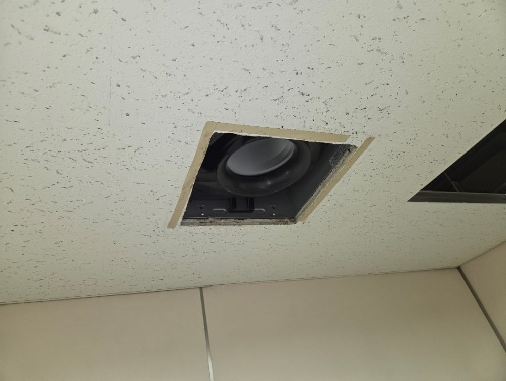 新しい換気扇を設置している画像